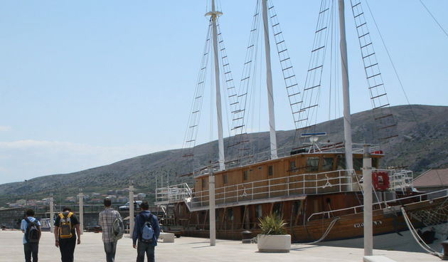 Brod Mornar u paškoj luci