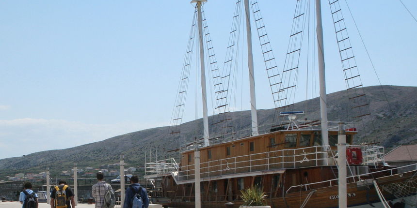 Brod Mornar u paškoj luci Brod Mornar u paškoj luci