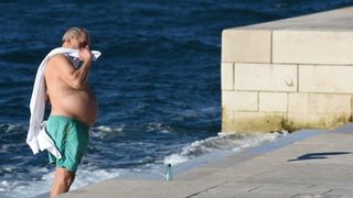 Unatoč hladnom moru i niskoj temperaturi zraka, hrabri se kupač osvježio na Morskim orguljama. Foto: Dino Stanin/PIXSELL Unatoč hladnom moru i niskoj temperaturi zraka, hrabri se kupač osvježio na Morskim orguljama. Foto: Dino Stanin/PIXSELL