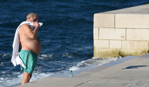 Unatoč hladnom moru i niskoj temperaturi zraka, hrabri se kupač osvježio na Morskim orguljama. Foto: Dino Stanin/PIXSELL