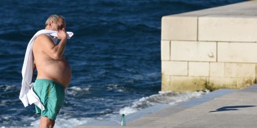 Unatoč hladnom moru i niskoj temperaturi zraka, hrabri se kupač osvježio na Morskim orguljama. Foto: Dino Stanin/PIXSELL Unatoč hladnom moru i niskoj temperaturi zraka, hrabri se kupač osvježio na Morskim orguljama. Foto: Dino Stanin/PIXSELL