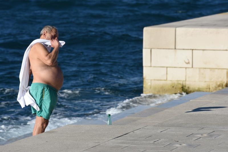 Unatoč hladnom moru i niskoj temperaturi zraka, hrabri se kupač osvježio na Morskim orguljama. Foto: Dino Stanin/PIXSELL Unatoč hladnom moru i niskoj temperaturi zraka, hrabri se kupač osvježio na Morskim orguljama. Foto: Dino Stanin/PIXSELL
