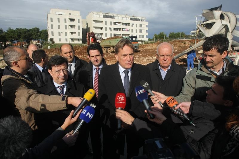 U ulici Ive Masine (Mjesni odbor Crvene kuce) gradonacelnik Bozidar Kalmeta sa suradnicima polozio je kamen temeljac. Time je svecano obiljezeni pocetak gradnje socijalnih stanova po modelu programa POS. Photo: Dino Stanin/PIXSELL