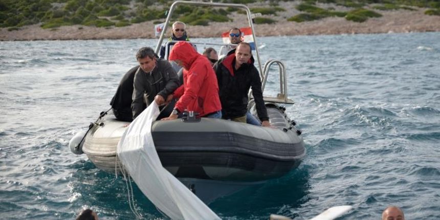 Ministra Hajdaša Dončića i posadu spašavali iz prevrnutog broda na regati Latinsko idro, Photo: Duško Jaramaz/PIXSELL