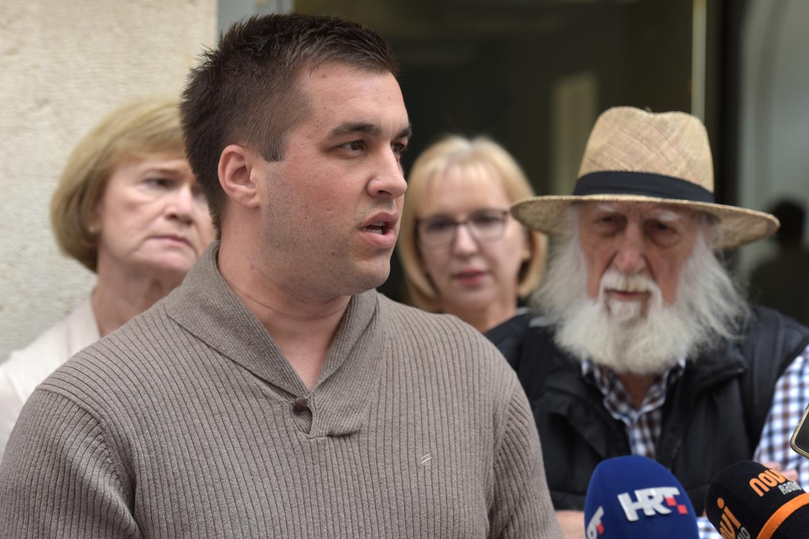 Mještani Petrčana okupili se ispred Turističke zajednice grada Zadra