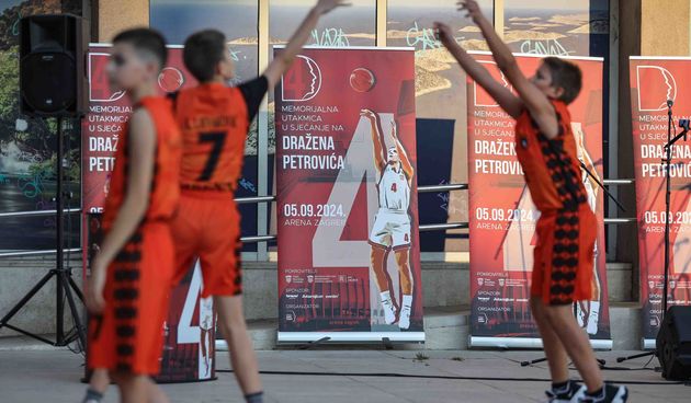 U sjećanje na Dražena održano sportsko druženje u kojem su sudjelovali mladi šibenski sportaši, građani i košarkaške zvijezde