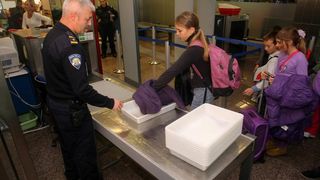 Školarci s Prvića, Silbe i Iža na Piculin poziv otputovali u Bruxelles, Photo: Dino Stanin/PIXSELL