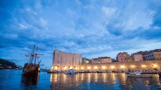 I zadnjeg dana rujna, Stradun i stara gradska jezgra Dubrovnika još uvijek je prepuna turista koji uživaju u znamenitostima starog groda. Foto: Grgo Jelavić/PIXSELL I zadnjeg dana rujna, Stradun i stara gradska jezgra Dubrovnika još uvijek je prepuna turista koji uživaju u znamenitostima starog groda. Foto: Grgo Jelavić/PIXSELL