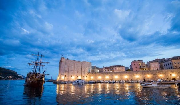 I zadnjeg dana rujna, Stradun i stara gradska jezgra Dubrovnika još uvijek je prepuna turista koji uživaju u znamenitostima starog groda.  Foto: Grgo Jelavić/PIXSELL