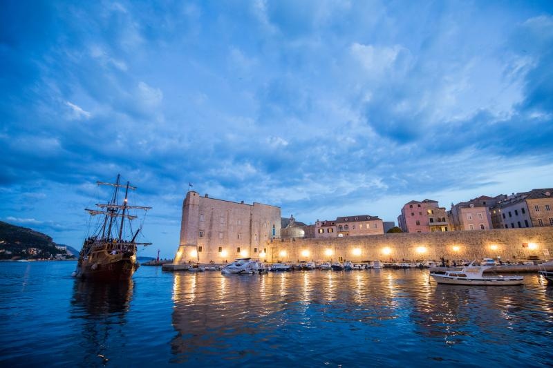 I zadnjeg dana rujna, Stradun i stara gradska jezgra Dubrovnika još uvijek je prepuna turista koji uživaju u znamenitostima starog groda. Foto: Grgo Jelavić/PIXSELL I zadnjeg dana rujna, Stradun i stara gradska jezgra Dubrovnika još uvijek je prepuna turista koji uživaju u znamenitostima starog groda. Foto: Grgo Jelavić/PIXSELL