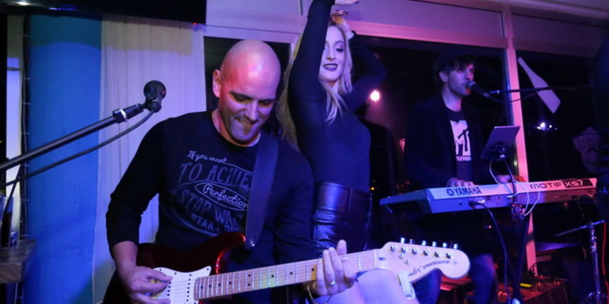 Noa & Funkblusters @ Famous Beach Bar & Grill 4. studenog 2016. Noa & Funkblusters @ Famous Beach Bar & Grill 4. studenog 2016.