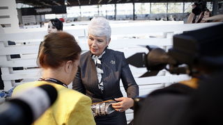 Zagreb, 300911.
Sajam mode Fashion.hr, koji je na Zagrebackom velesajmu okupio 90 izlagaca iz Hrvatske i 29 iz regije, otvorila je predsjednica Vlade RH Jadranka Kosor. 
Na slici: premijerka Kosor si je pronasla cipele koje joj se svidjaju.
Foto: Dragan M