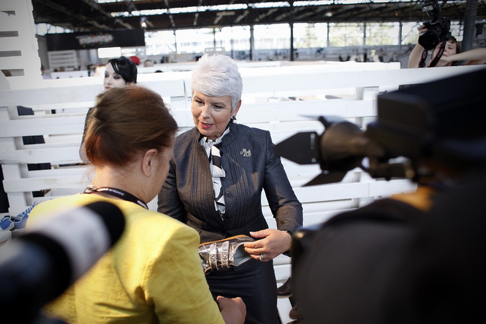 Zagreb, 300911.
Sajam mode Fashion.hr, koji je na Zagrebackom velesajmu okupio 90 izlagaca iz Hrvatske i 29 iz regije, otvorila je predsjednica Vlade RH Jadranka Kosor. 
Na slici: premijerka Kosor si je pronasla cipele koje joj se svidjaju.
Foto: Dragan M