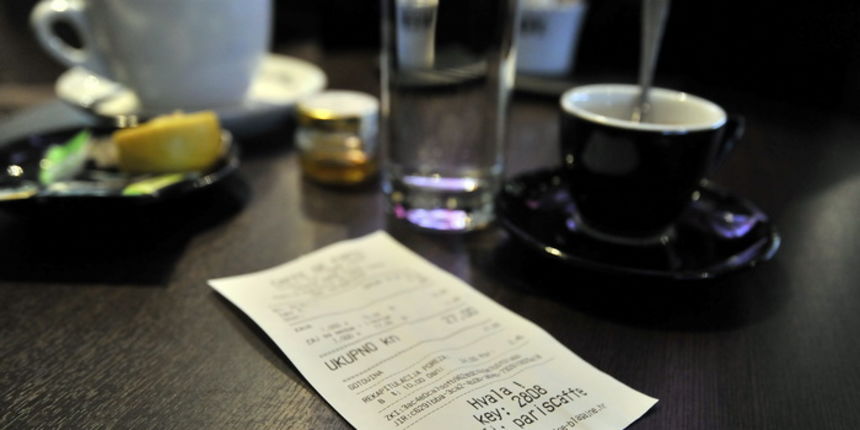 Zagreb, 010113. Od danas, 01.01.2013. svi kafici i restorani moraju imati fiskalne blagajne.Foto: Bruno Konjevic / CROPIX Zagreb, 010113. Od danas, 01.01.2013. svi kafici i restorani moraju imati fiskalne blagajne.Foto: Bruno Konjevic / CROPIX