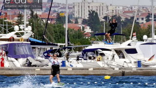 Guštanje surfera u jakom jugu Guštanje surfera u jakom jugu