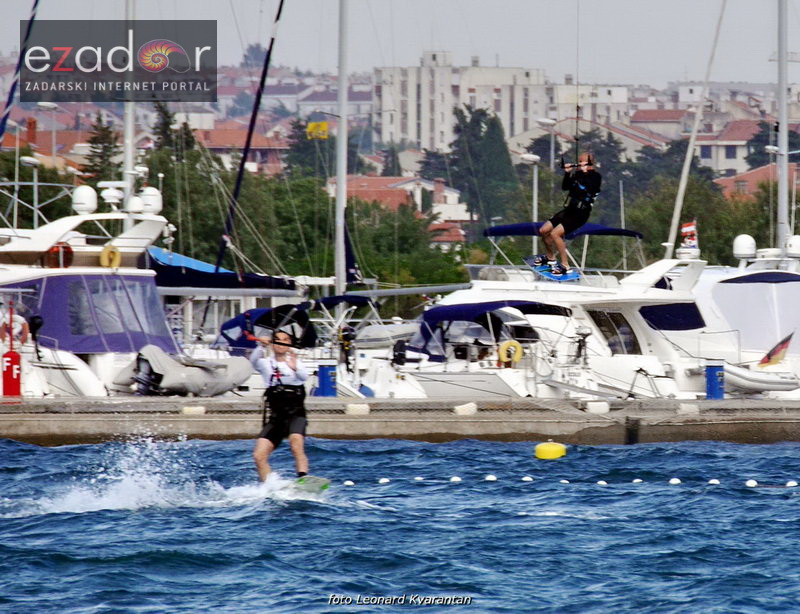 Guštanje surfera u jakom jugu Guštanje surfera u jakom jugu