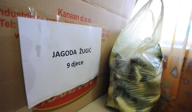 Zadar, 270313
Danas je u organizaciji Lions kluba u prostorijama Caritasa potrebitim obiteljima pred Uskrs podjeljena pomoc u obliku hrane, pelena, i slicnih potrepstina.
Na fotografiji: detalj s dogadjaja.
Foto: Luka Gerlanc / CROPIX