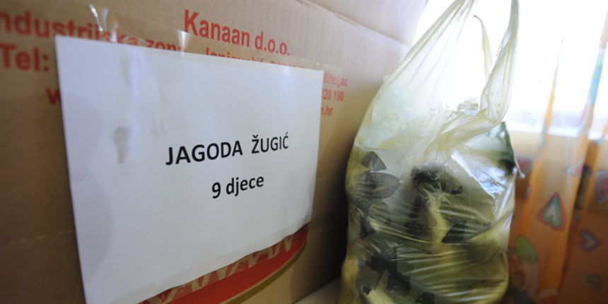 Zadar, 270313
Danas je u organizaciji Lions kluba u prostorijama Caritasa potrebitim obiteljima pred Uskrs podjeljena pomoc u obliku hrane, pelena, i slicnih potrepstina.
Na fotografiji: detalj s dogadjaja.
Foto: Luka Gerlanc / CROPIX Zadar, 270313
Danas je u organizaciji Lions kluba u prostorijama Caritasa potrebitim obiteljima pred Uskrs podjeljena pomoc u obliku hrane, pelena, i slicnih potrepstina.
Na fotografiji: detalj s dogadjaja.
Foto: Luka Gerlanc / CROPIX