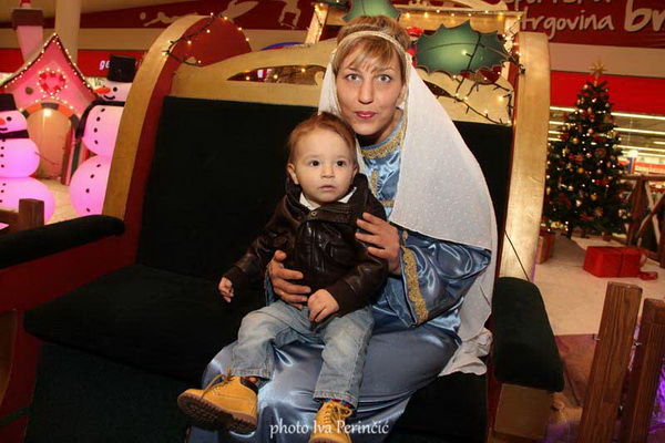 Sv. Luce razveselila mališane u Supernova centru, Foto: Iva Perinčić Sv. Luce razveselila mališane u Supernova centru, Foto: Iva Perinčić