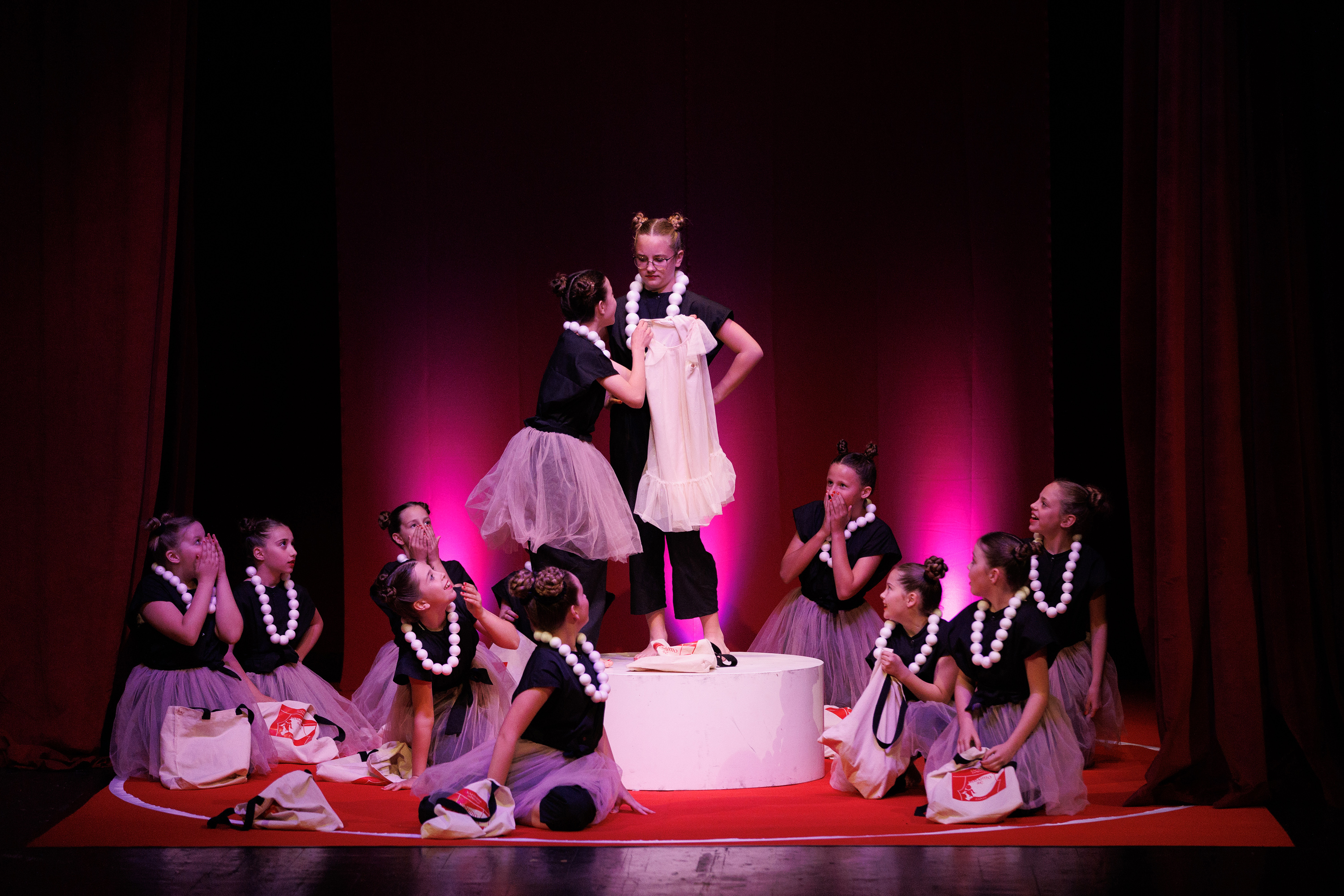 Igrajmo se: Zabranjeno mlađima od 15 strana A