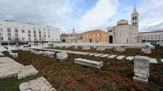 Zadar, 120313.
Radnici tvrtke Nasadi vrse radove obnove travnjaka na antickom Forumu ispred crkve svetog Donata.
Na fotografiji: radovi obnove travnjaka.
Foto: Luka Gerlanc / CROPIX Zadar, 120313.
Radnici tvrtke Nasadi vrse radove obnove travnjaka na antickom Forumu ispred crkve svetog Donata.
Na fotografiji: radovi obnove travnjaka.
Foto: Luka Gerlanc / CROPIX