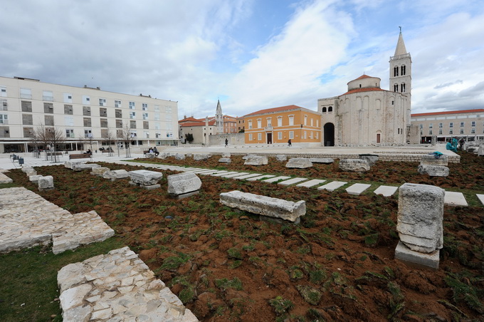 Zadar, 120313.
Radnici tvrtke Nasadi vrse radove obnove travnjaka na antickom Forumu ispred crkve svetog Donata.
Na fotografiji: radovi obnove travnjaka.
Foto: Luka Gerlanc / CROPIX Zadar, 120313.
Radnici tvrtke Nasadi vrse radove obnove travnjaka na antickom Forumu ispred crkve svetog Donata.
Na fotografiji: radovi obnove travnjaka.
Foto: Luka Gerlanc / CROPIX