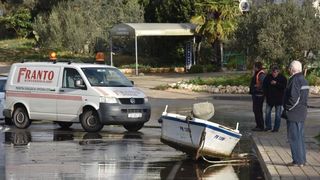 Orkanski Lebić bacao barke po cesti. Foto: Dino Stanin/PIXSELL