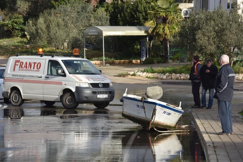 Orkanski Lebić bacao barke po cesti. Foto: Dino Stanin/PIXSELL