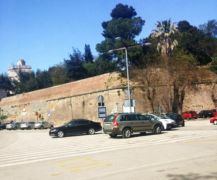 Svakodnevne situacije zadarskom na poluotoku: prometne nevolje zbog lošeg rješenja ukrcajno/iskrcajnih mjesta za turističke autobuse