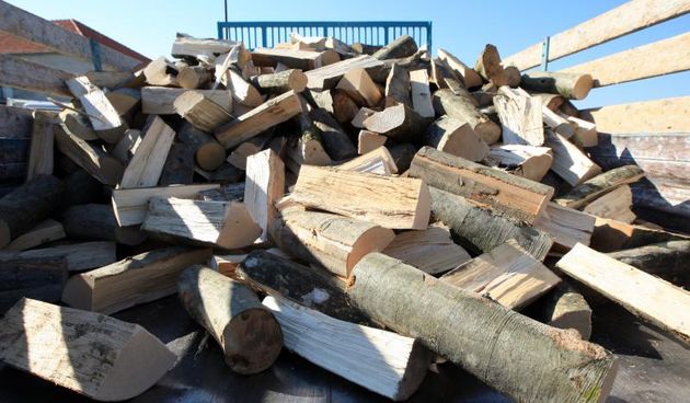 03.10.2013., Vrpolje – Najava velike zime natjerala je Dalmatince da se na vrijeme opskrbe ogrijevom. Drva se u okolici Sibenika prodaju na par mjesta i, kako kazu, tek sto se iskrcaju s kamiona, idu pod hidraulicnu sjekiru i pilu, a zatim na kamion i k