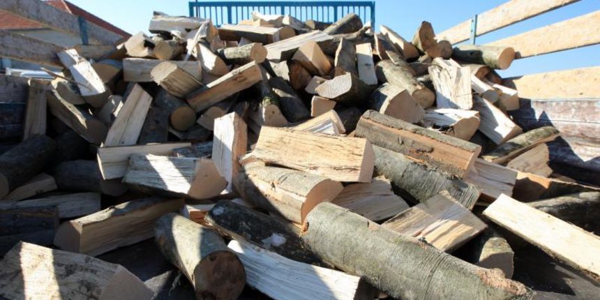 03.10.2013., Vrpolje – Najava velike zime natjerala je Dalmatince da se na vrijeme opskrbe ogrijevom. Drva se u okolici Sibenika prodaju na par mjesta i, kako kazu, tek sto se iskrcaju s kamiona, idu pod hidraulicnu sjekiru i pilu, a zatim na kamion i k 03.10.2013., Vrpolje – Najava velike zime natjerala je Dalmatince da se na vrijeme opskrbe ogrijevom. Drva se u okolici Sibenika prodaju na par mjesta i, kako kazu, tek sto se iskrcaju s kamiona, idu pod hidraulicnu sjekiru i pilu, a zatim na kamion i k