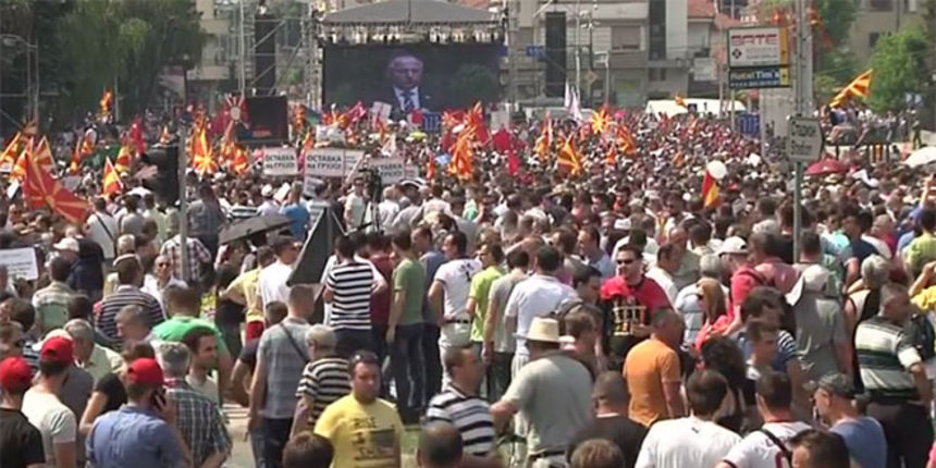 Skoplje: Deseci tisuća ljudi tražilo ostavku vlade, foto: www.advance.hr Skoplje: Deseci tisuća ljudi tražilo ostavku vlade, foto: www.advance.hr