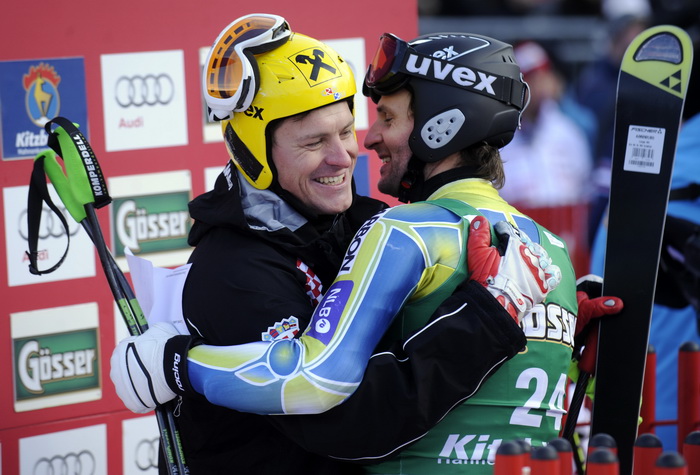 Kitzbuhel, 210111.
Fis Audi World Cup, Svjetski skijaski kup u Kitzbuhelu utrka Super G.
Na slici: Ivica Kostelic pobjednik Super G cestita mu slovenski skijas Ales Gorza.
Foto: Drago Sopta / CROPIX Kitzbuhel, 210111.
Fis Audi World Cup, Svjetski skijaski kup u Kitzbuhelu utrka Super G.
Na slici: Ivica Kostelic pobjednik Super G cestita mu slovenski skijas Ales Gorza.
Foto: Drago Sopta / CROPIX