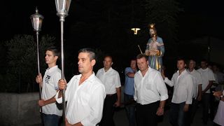 Na Stanovima se Kraljica mira slavi već preko 20 godina, a sinoćnjim misnim slavljem, procesijom i kasnije koncertom na školskom igralištu Stanarci su proslavili još jednu feštu. Koncert su održali grupa Dalmatico i Ivica Sikirić Ićo, foto: I. Perinčić Na Stanovima se Kraljica mira slavi već preko 20 godina, a sinoćnjim misnim slavljem, procesijom i kasnije koncertom na školskom igralištu Stanarci su proslavili još jednu feštu. Koncert su održali grupa Dalmatico i Ivica Sikirić Ićo, foto: I. Perinčić