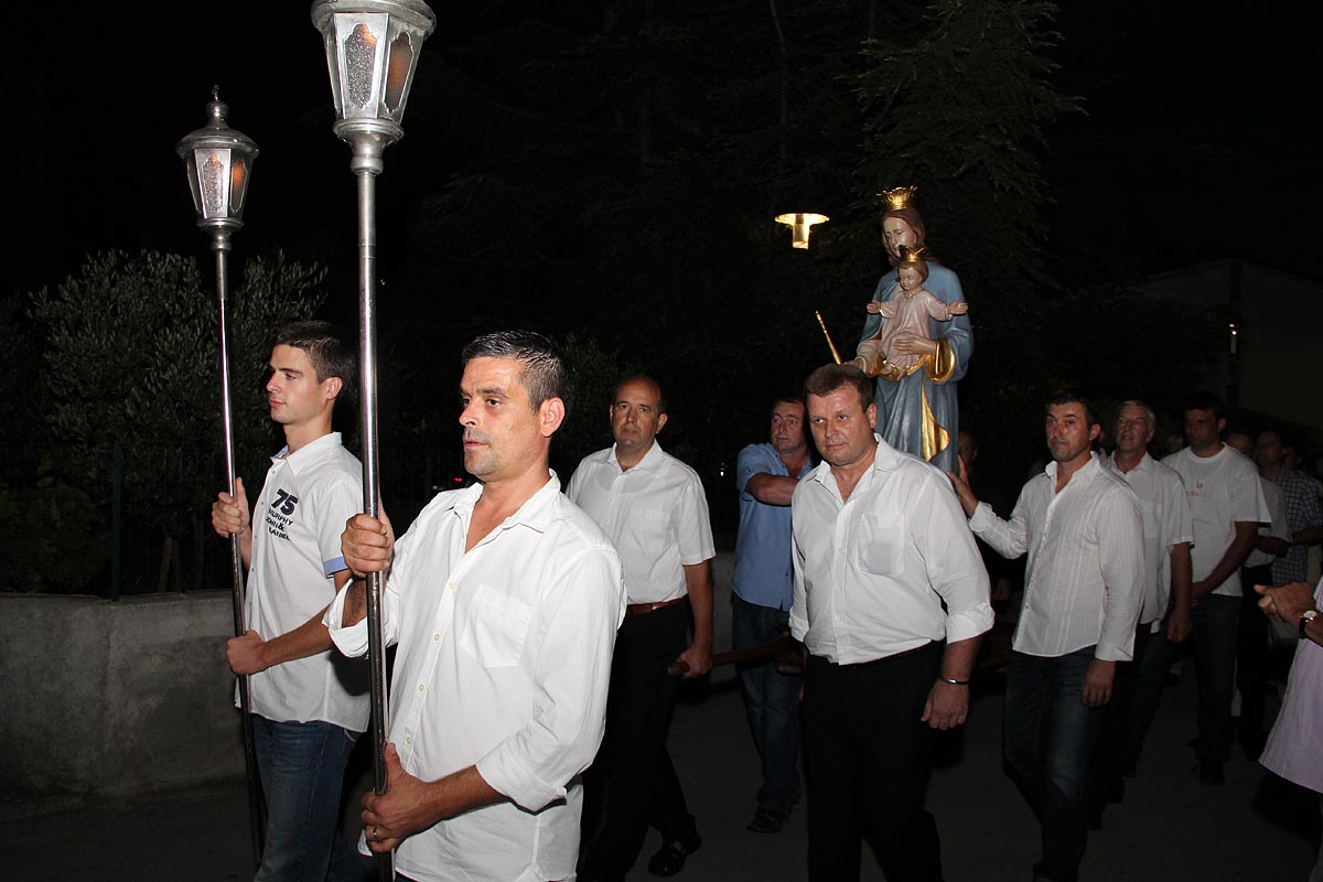 Na Stanovima se Kraljica mira slavi već preko 20 godina, a sinoćnjim misnim slavljem, procesijom i kasnije koncertom na školskom igralištu Stanarci su proslavili još jednu feštu. Koncert su održali grupa Dalmatico i Ivica Sikirić Ićo, foto: I. Perinčić Na Stanovima se Kraljica mira slavi već preko 20 godina, a sinoćnjim misnim slavljem, procesijom i kasnije koncertom na školskom igralištu Stanarci su proslavili još jednu feštu. Koncert su održali grupa Dalmatico i Ivica Sikirić Ićo, foto: I. Perinčić