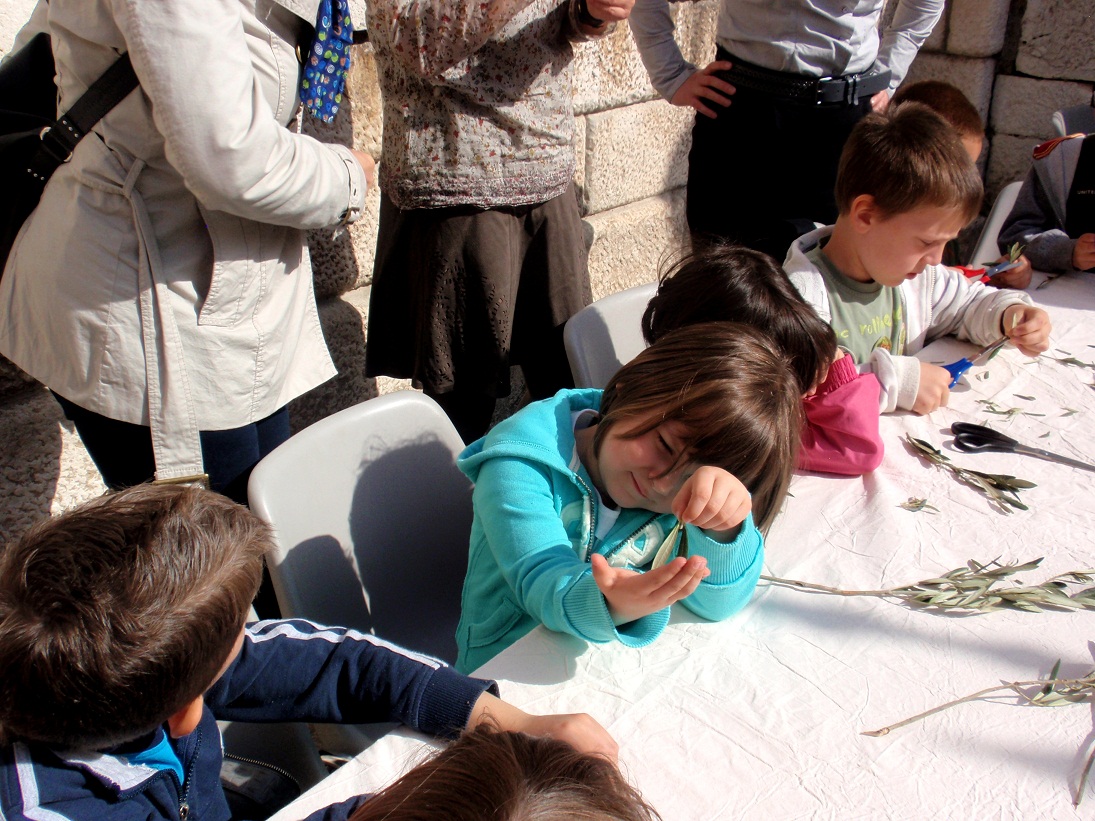 Radionica pletenja maslinovih grančica, foto: Karla Šorić Radionica pletenja maslinovih grančica, foto: Karla Šorić