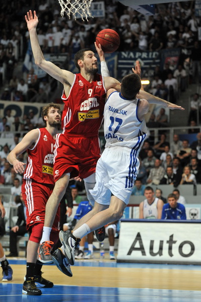 Zadar, 260513.
Dvorana Kresimira Cosica. 
3. polufinalna utakmica prvenstva Hrvatske izmedju KK Zadar i KK Cedevita.
Na fotografiji: Babic i Ramljak.
Foto: Luka Gerlanc / CROPIX