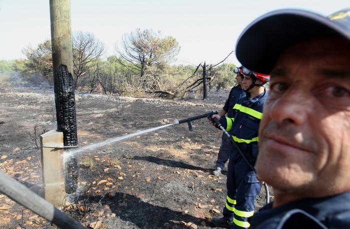 Zadar, Babindub, 230812.
Pozar u mjestu Babindub, kraj Zadra, u blizini aerodroma. Pozar je izbio medju kucama, na rubu borove sume kod vojnog aerodroma. Dio terena je miniran pa su u gasenju sudjelovali i kanaderi.
Foto: Jure Miskovic / CROPIX