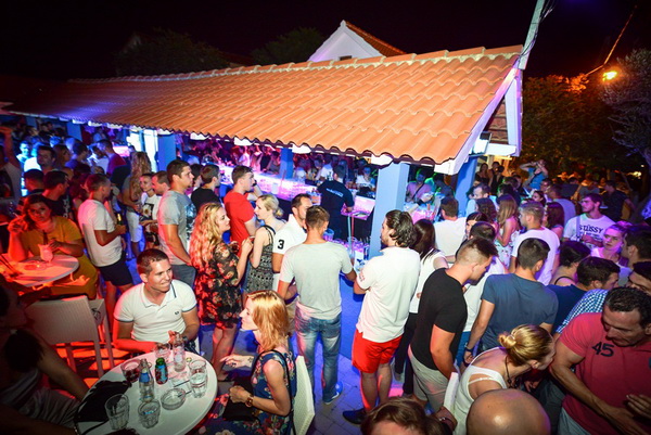 Odlična zabava u Noštromo i Vagabundo barovima na Viru