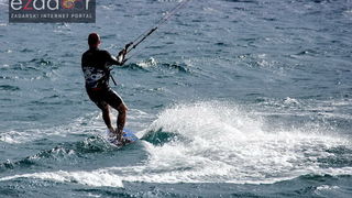 Guštanje surfera u jakom jugu Guštanje surfera u jakom jugu