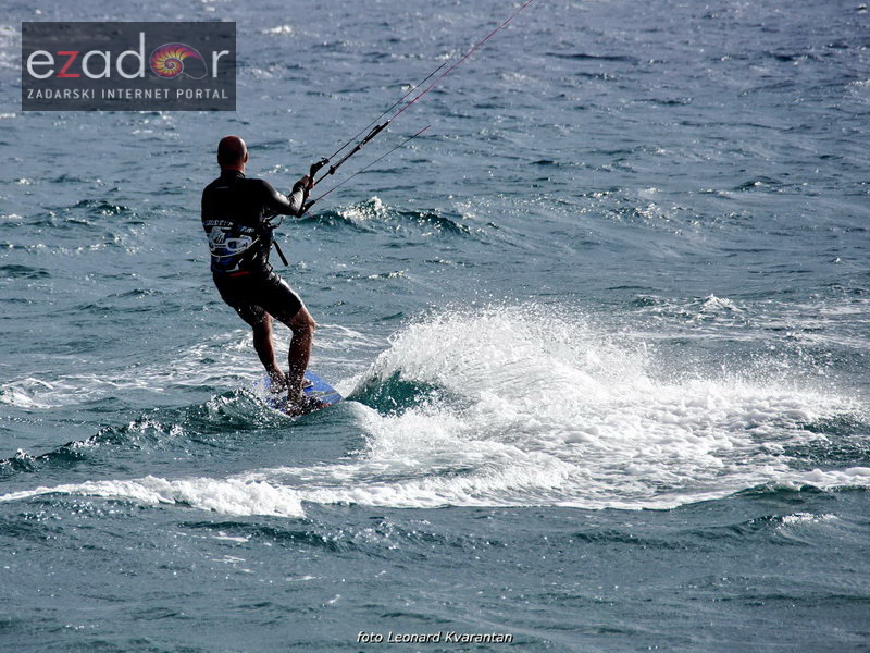 Guštanje surfera u jakom jugu Guštanje surfera u jakom jugu