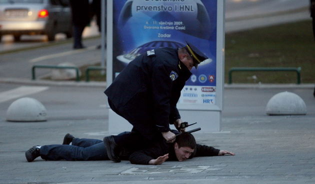Policijac smiruje navijaca, Jure Miskovic / CROPIX