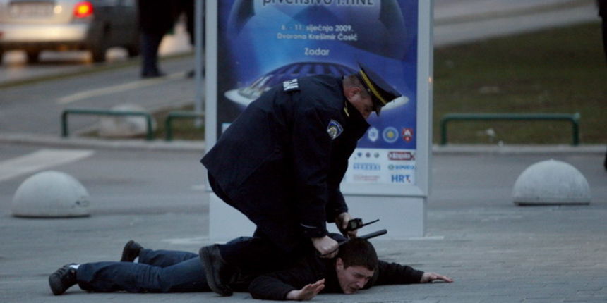 Policijac smiruje navijaca, Jure Miskovic / CROPIX