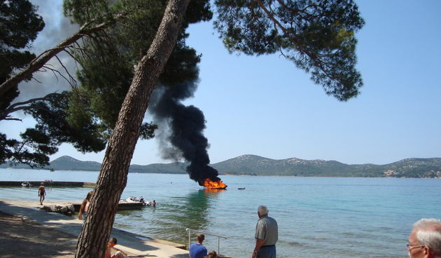 U Biogradu na moru izgorjela 4,5 metarska brodica