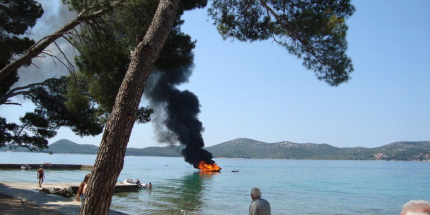 U Biogradu na moru izgorjela 4,5 metarska brodica U Biogradu na moru izgorjela 4,5 metarska brodica