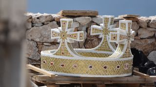 Dizalicom postavljena glava na postolje spomenika Gospi od Loreta Dizalicom postavljena glava na postolje spomenika Gospi od Loreta