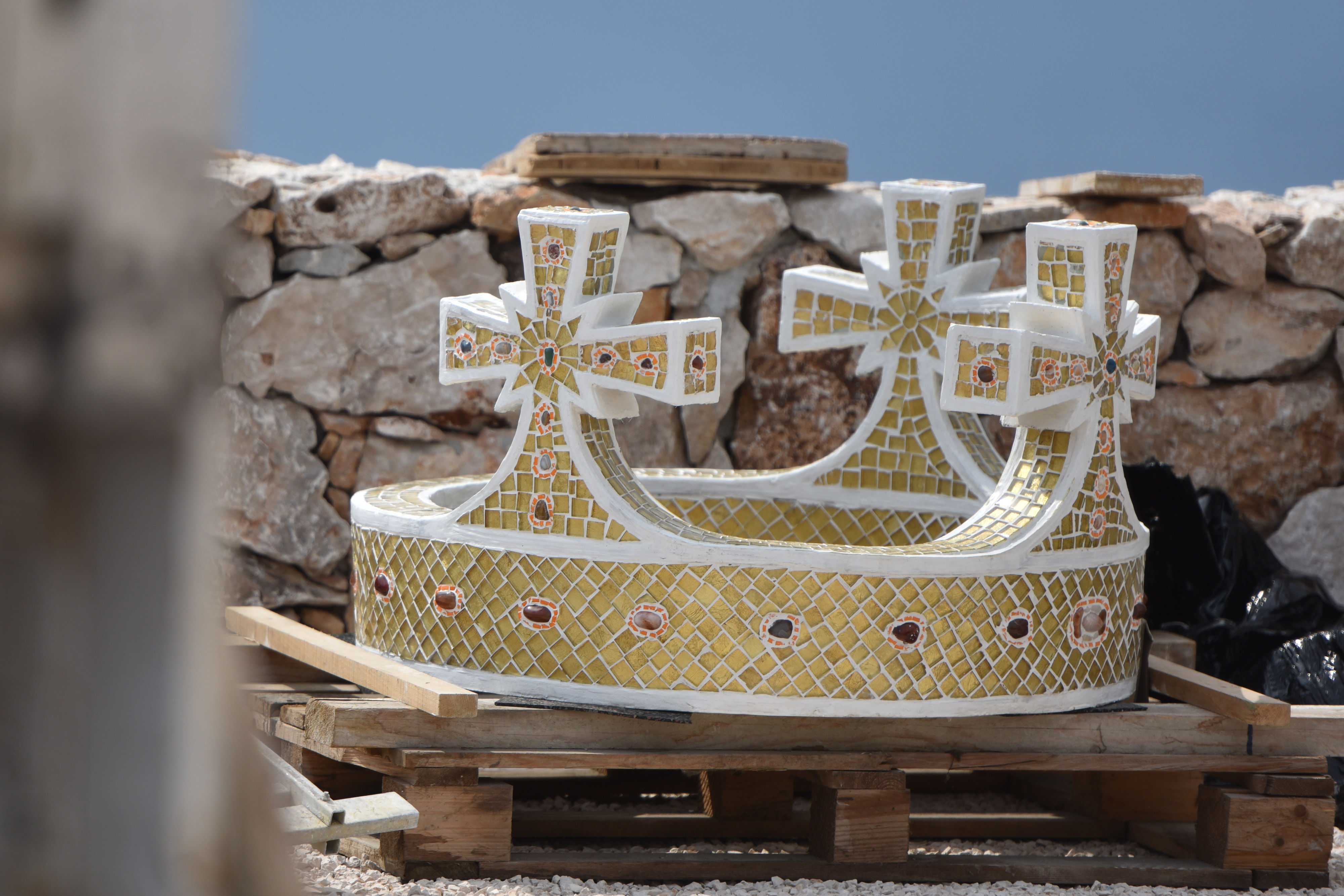 Dizalicom postavljena glava na postolje spomenika Gospi od Loreta Dizalicom postavljena glava na postolje spomenika Gospi od Loreta