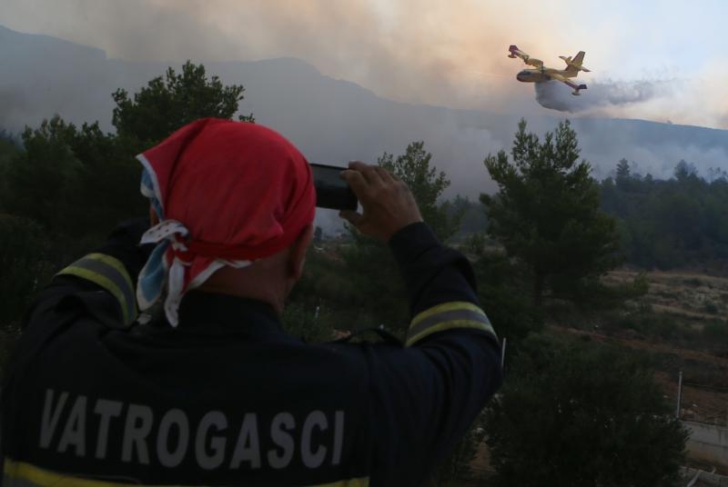 Podstrana u dimu, požar gasi i kanader Podstrana u dimu, požar gasi i kanader