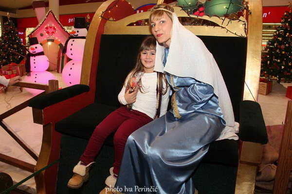 Sv. Luce razveselila mališane u Supernova centru, Foto: Iva Perinčić Sv. Luce razveselila mališane u Supernova centru, Foto: Iva Perinčić