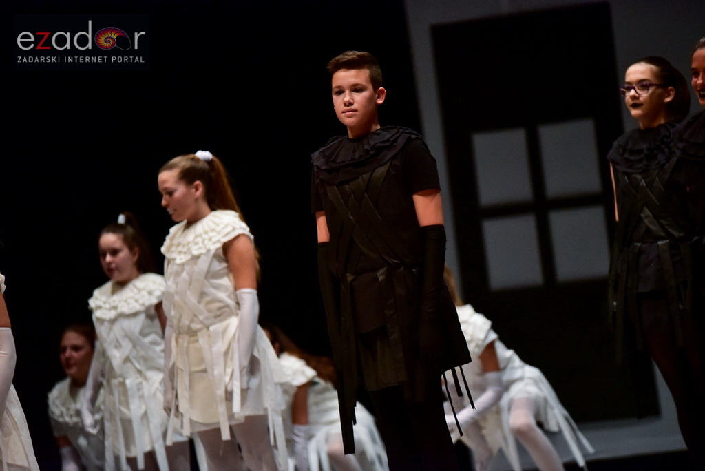 Predstava “Odgojoj” Plesne udruge Gesta u HNK Zadar